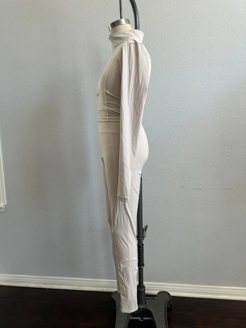 PrettyLittleThing Activewear Set Zip Front Crop Top Leggings Beige Size 2